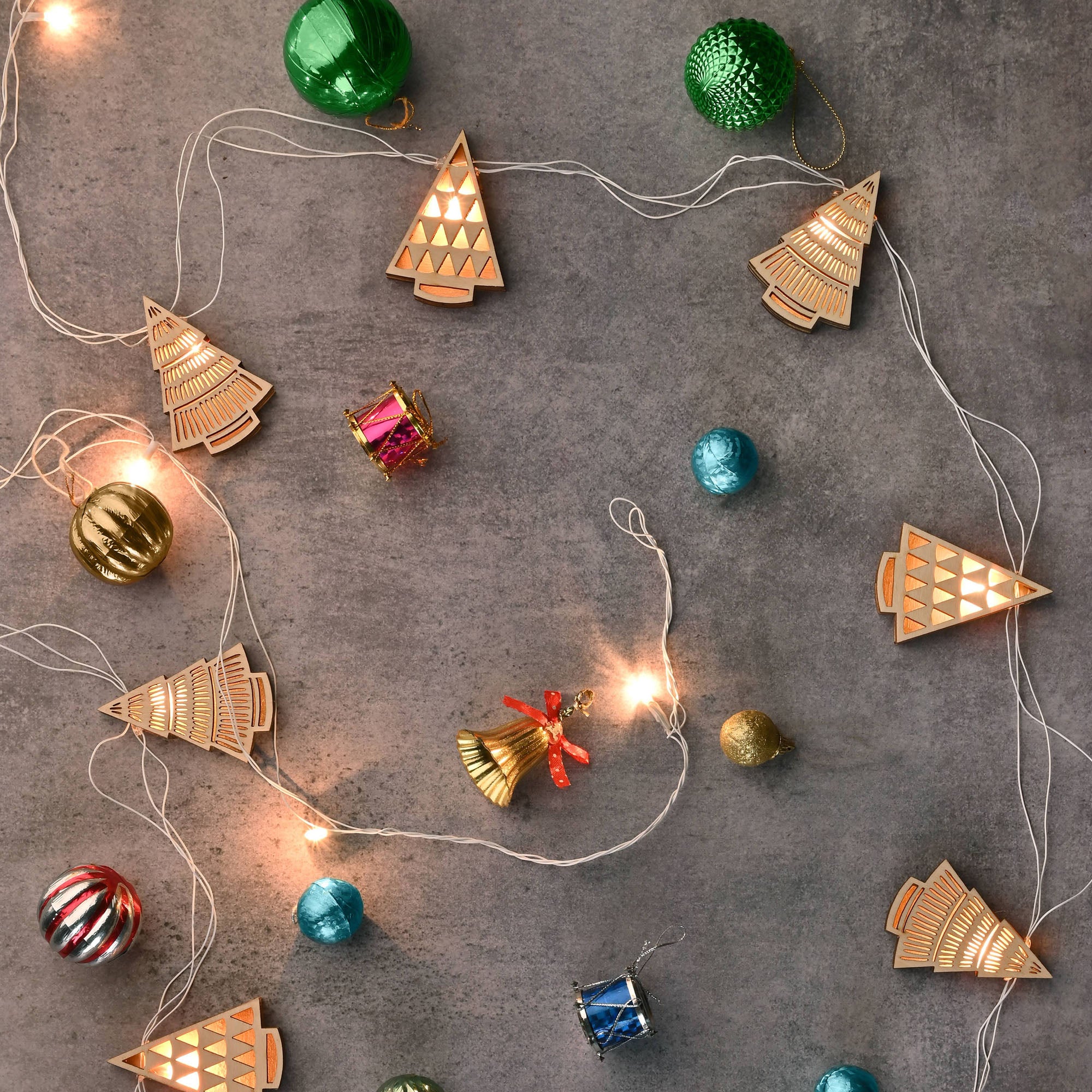 Theo Tree 3-D Bunting