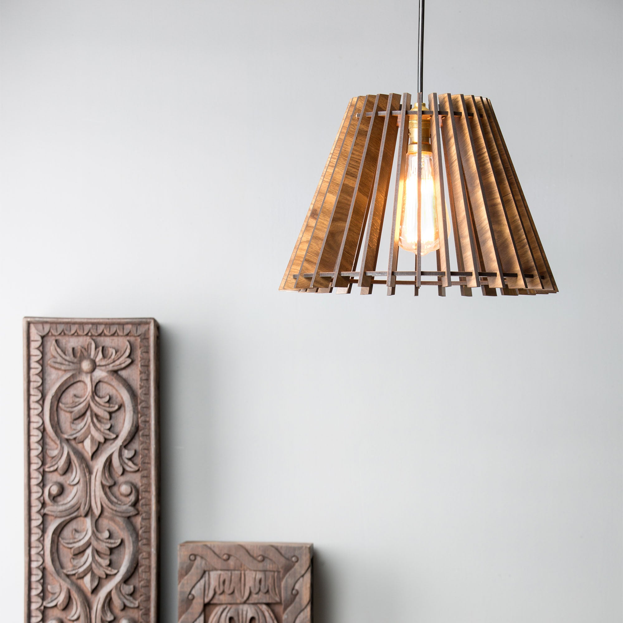 Wooden shade pendant lamp